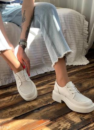 Белые натуральные кожаные туфли оксфорды на шнурках шнуровке со с сквозной перфорацией на толстой подошве кожа4 фото