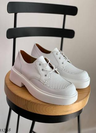 Белые натуральные кожаные туфли оксфорды на шнурках шнуровке со с сквозной перфорацией на толстой подошве кожа10 фото