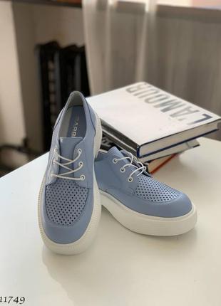 Голубые натуральные кожаные туфли оксфорды на шнурках шнуровке со с сквозной перфорацией на толстой белой подошве кожа3 фото