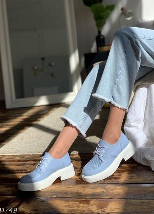 Голубые натуральные кожаные туфли оксфорды на шнурках шнуровке со с сквозной перфорацией на толстой белой подошве кожа5 фото
