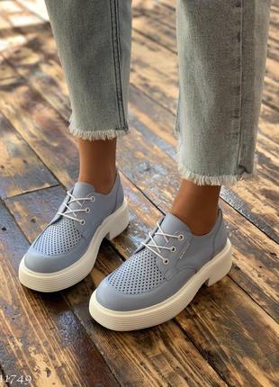 Блакитні натуральні шкіряні туфлі оксфорди на шнурках шнурівці з наскрізною перфорацією на білій товстій підошві шкіра2 фото
