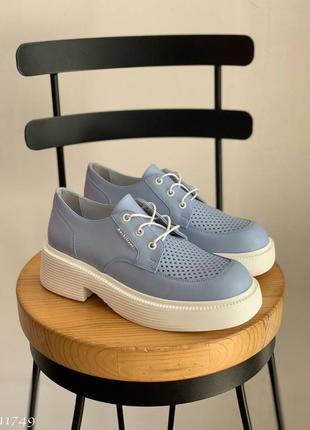 Блакитні натуральні шкіряні туфлі оксфорди на шнурках шнурівці з наскрізною перфорацією на білій товстій підошві шкіра7 фото