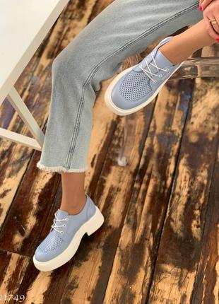 Блакитні натуральні шкіряні туфлі оксфорди на шнурках шнурівці з наскрізною перфорацією на білій товстій підошві шкіра8 фото