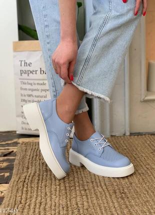 Голубые натуральные кожаные туфли оксфорды на шнурках шнуровке со с сквозной перфорацией на толстой белой подошве кожа10 фото