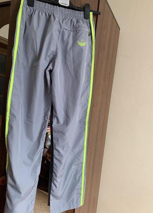 Спортивні літні штани з світловідбиваючим логотипом та смужками