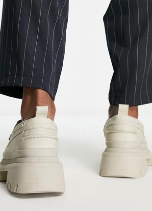 Туфлі-човники asos design з білої штучної шкіри на масивній підошві2 фото