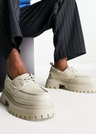Туфлі-човники asos design з білої штучної шкіри на масивній підошві1 фото