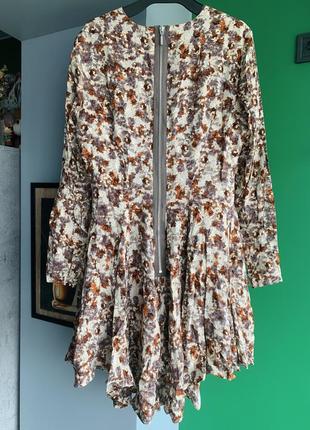 Короткое платье в цветочный принт с удлиненной юбкой сзади2 фото