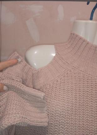 Вязаный свитер с открытыми плечами