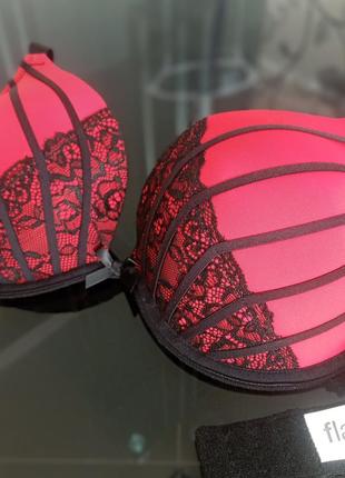 Красивий бюстгальтер пуш ап з портупеями