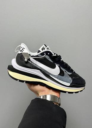 Отличные мужские кроссовки nike vaporwaffle sport fuschia x sacai black чёрные