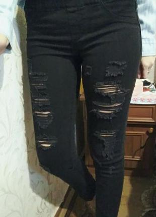 Стильные джинсы рванки с прорезями/дырками