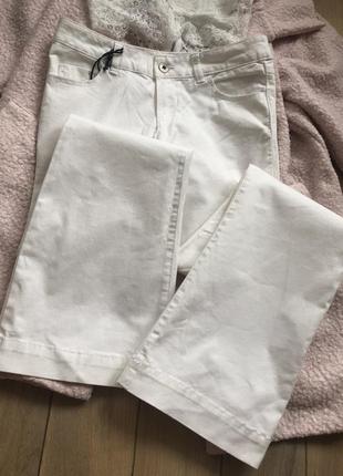 Стильні білі джинси кльош4 фото
