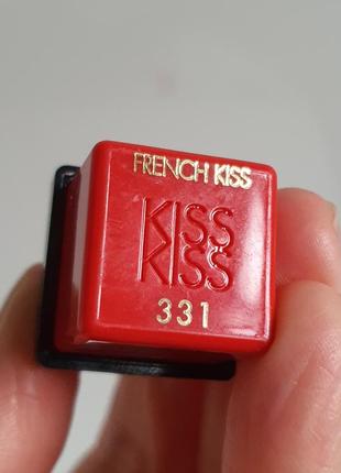 Кремовая помада с атласным финишем guerlain kiss kiss rouge ↑ lèvres