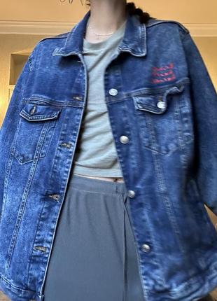 Джинсовка zara розписана. джинсова куртка з малюнком3 фото