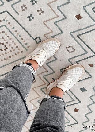 Бежевые кожаные замшевые кроссовки сникерсы сникеры с перфорацией на танкетке платформе беж