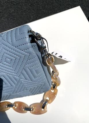 Идеальная небесно-голубая фирменная сумка zara с камнями на цепочке5 фото