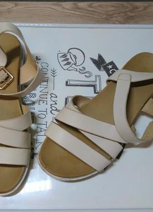 Актуальные бежевые босоножки sopra 37