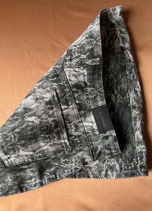 Серая джинсовая коттоновая мини юбочка с принтом под крокодил2 фото