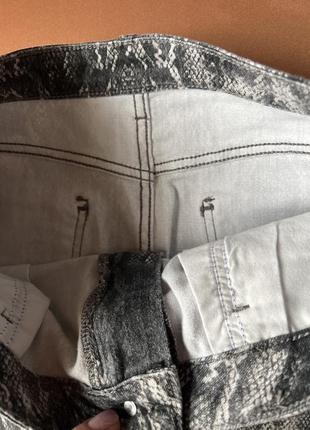 Серая джинсовая коттоновая мини юбочка с принтом под крокодил3 фото