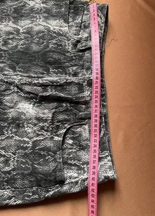 Серая джинсовая коттоновая мини юбочка с принтом под крокодил4 фото