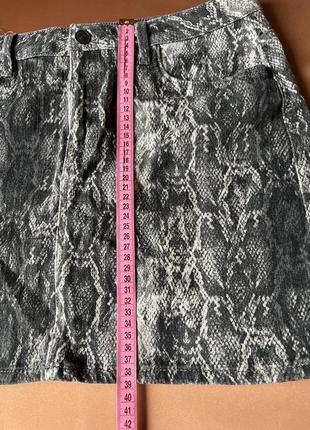 Серая джинсовая коттоновая мини юбочка с принтом под крокодил6 фото
