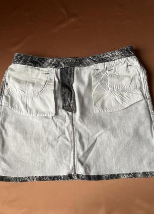 Серая джинсовая коттоновая мини юбочка с принтом под крокодил7 фото
