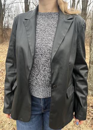 Черный пиджак эко кожа матовая женский английский воротник1 фото