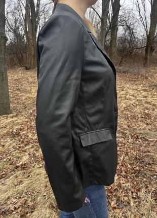 Черный пиджак эко кожа матовая женский английский воротник2 фото