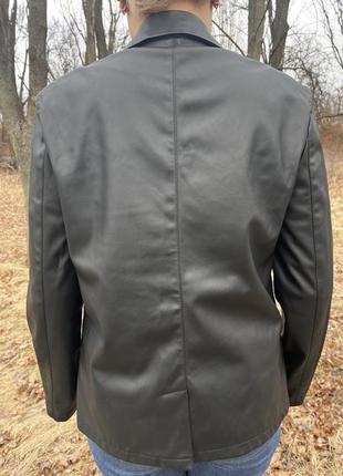 Черный пиджак эко кожа матовая женский английский воротник3 фото