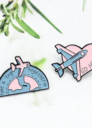 Набор значков / пинов металлических романтических самолётов с сердцем и планетой go home (2 шт)1 фото
