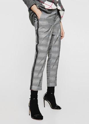Стильные брюки джоггеры в клетку с лампасами zara