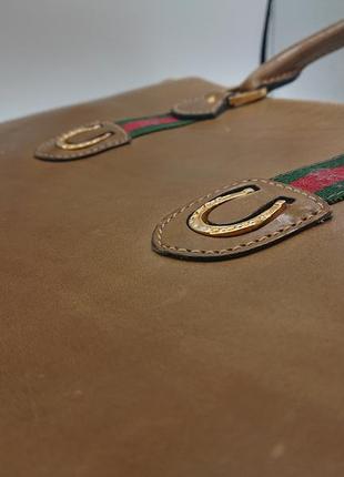 Коричневая коллекционная кожаная сумка 70-х gucci с подковой1 фото