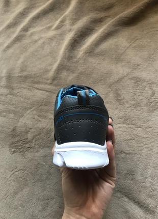 Темно-серые детские кроссовки на липучках4 фото