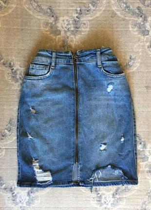 Джинсова спідниця з цепочкою спереду