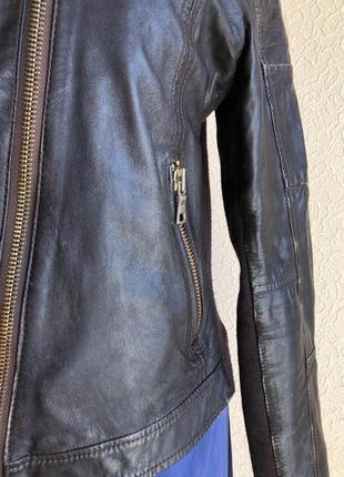 Кожаная куртка косуха коричневая от бренда mango7 фото