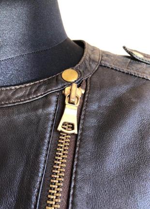 Кожаная куртка косуха коричневая от бренда mango8 фото