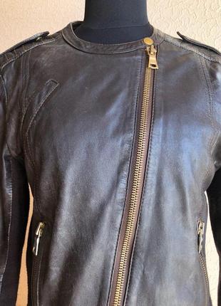 Кожаная куртка косуха коричневая от бренда mango9 фото