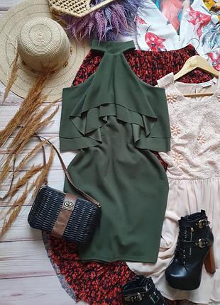 Приталеное платье с чокером и рюшей