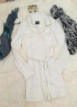 Тонкий весенний белый молочный плащ oggi