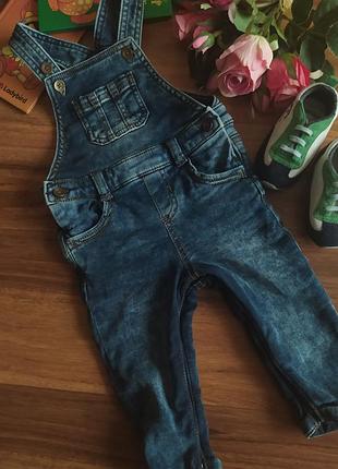 Модный стрейчевый джинсовый комбинезон f&amp;f на 6-9 месяцев.