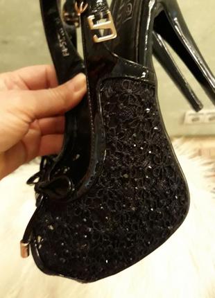 Нарядные босоножки