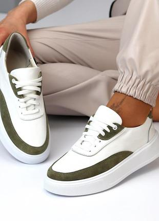 Натуральні шкіряні білі кеди - кросівки зі замшевими вставками кольору хакі