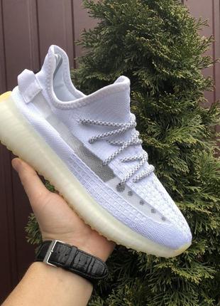 Жіночі кросівки adidas yeezy boost білими