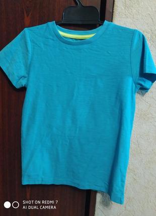 Однотонна футболка