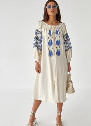 Сукня на ґудзиках із льону прикрашена вишивкою хрестиком