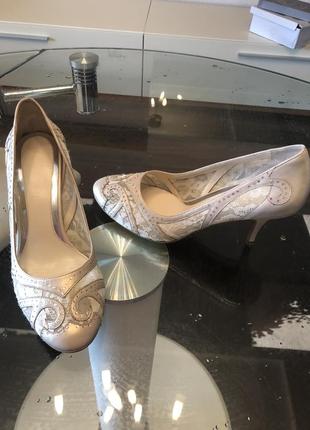 Туфли фирменные брендовые  италия выпускной вечерние свадебные каблук рюмочка низкий