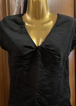 Футболка с красивым декольте