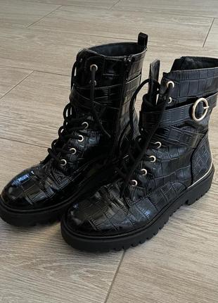 Жіночі демісезонні лаковані черевики