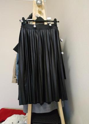 Плиссированная брендовая юбка миди с металлическим блеском4 фото